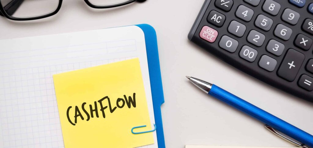 image of cashflow sticky note with other office supplies